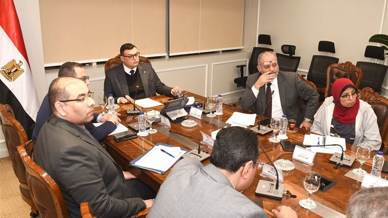 وزير الإسكان شريف