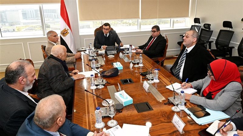 وزير الإسكان يلتقي