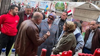 رئيس حي المنتزه أول بالإسكندرية تتابع فعاليات سوق اليوم الواحد بميدان محمد نجيب