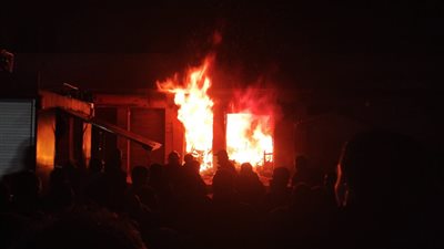 حريق هائل في محل قطع غيار السيارات وكاوتش بالعجمي وحالات اختناق بين سكان المنطقة (صور)