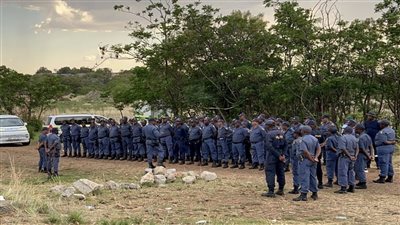 ظلوا عدة أشهر تحت الأرض، وفاة 100 عامل غير شرعي داخل منجم ذهب بجنوب إفريقيا (فيديو)