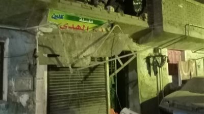 بشكل مفاجئ، انهيار جزئي لمنزل مكون من 5 طوابق بشبرا وقرار بإخلاء السكان فورا (صور) 