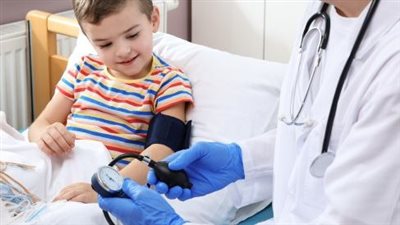 طبيبة تنصح بقياس ضغط الدم لكل طفل بلغ عمره 3 سنوات وتكشف السبب 