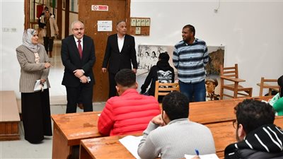 رئيس جامعة القناة يتابع أعمال سير الامتحانات بكلية التمريض (صور)