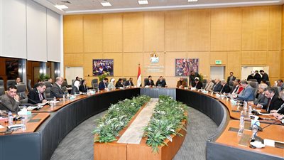 وزير الإسكان يعقد اجتماعا مع عدد من أعضاء مجلسي 