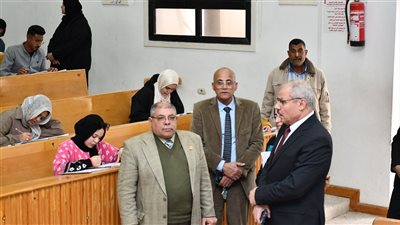 رئيس جامعة القناة يتابع سير الامتحانات بكلية التربية (صور) 