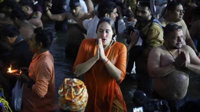 هندوس يغطسون في المياه المتجمدة عند ملتقى الأنهار المقدسة (فيديو)