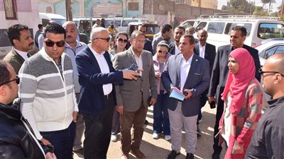 محافظ الأقصر يتابع رصف وتمهيد الطرق بمدينة أرمنت 
