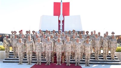 وزير الدفاع يتفقد أحد تشكيلات قوات الدفاع الجوي ويلتقي عددًا من المقاتلين