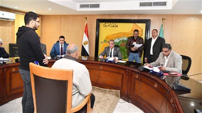 فرص عمل بالقطاع الخاص وعلاج مجاني في لقاء محافظ الفيوم لخدمة المواطنين