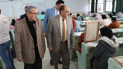 نائب رئيس جامعة الزقازيق يتفقد اختبارات الدراسات العليا بكلية العلوم 