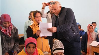 محافظ الوادي الجديد يتفقد عددا من المناطق بقرى الأربعين بباريس