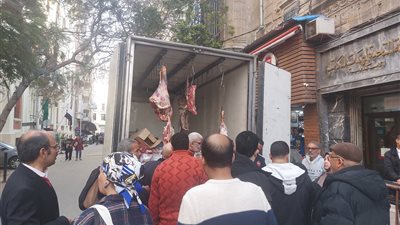 منفذ لبيع اللحوم والسلع الغذائية بأسعار مخفضة للصحفيين بالإسكندرية 