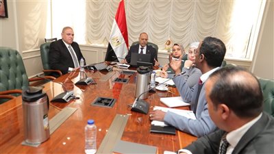 وزير العمل يعقد اجتماعًا للتوسع في تنفيذ 