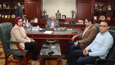 محافظ بني سويف يلتقي إحدى متدربات برنامج 