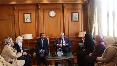 أمين عام المجلس الأعلى للجامعات يلتقى أولياء أمور طلاب مدارس المتفوقين