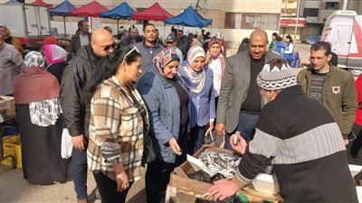رئيس حي غرب الإسكندرية تتابع فعاليات سوق اليوم الواحد ببشاير الخير 