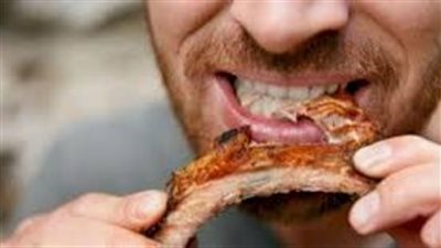 تفسير حلم أكل اللحم في المنام وعلاقته بكسب مال بطرق غير مشروعة 