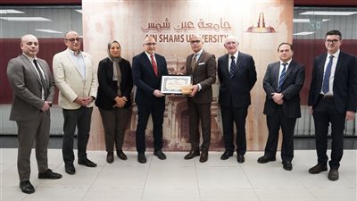 رئيس جامعة عين شمس يستقبل وفدًا من كلية الجراحين الملكية بلندن 