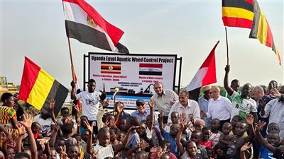 وزير الموارد المائية يتفقد المشروع المصري لمقاومة الحشائش المائية بالبحيرات العظمى بأوغندا