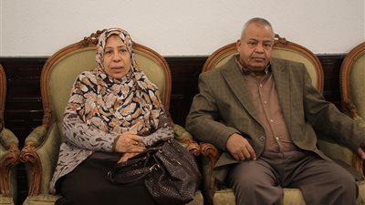 سيدة من ضريح عبد الناصر في ذكرى ميلاده: استرد كرامة العامل والفلاح (صور)