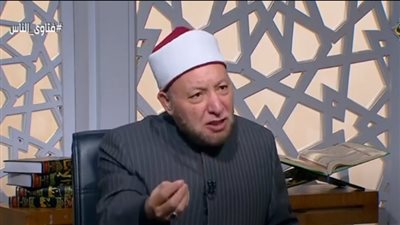 ما حكم إجبار الزوجة على الإنفاق في بيت زوجها؟ أمين الفتوى يجيب (فيديو)