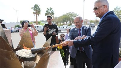 بمناسبة الاحتفال بعيد أسوان القومى، إيقاد الشعلة أمام رمز الصداقة (فيديو وصور) 