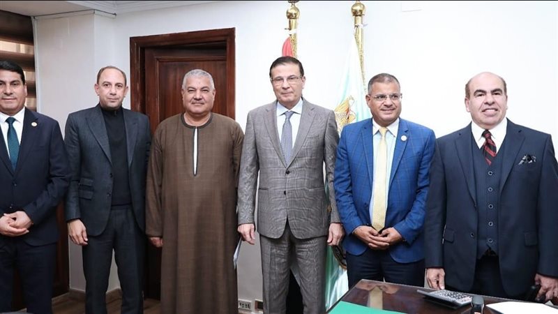 وزير الزراعة يلتقي