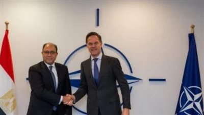 أحمد أبو زيد يقدم لـ مارك روته أوراق اعتماده سفيرا لمصر في الناتو 