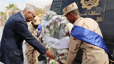 محافظ أسوان يضع إكليلًا من الزهور على النصب التذكاري احتفالًا بالعيد القومي (فيديو وصور) 