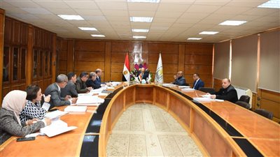 رئيس جامعة أسيوط يترأس اجتماع لجنة الإشراف على الصناديق والوحدات ذات الطابع الخاص