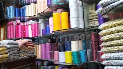 أسعار الخرز واللولي في محلات العتبة.. تبدأ من 6 جنيهات وتستخدم في صناعة الحقائب والإكسسوارات.. وهذه أبرز الأنواع (فيديو وصور)