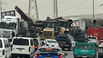 تحويلات مرورية بالطريق الأوسطي بعد حادث تصادم 20 سيارة 