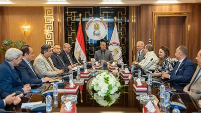 وزير الإنتاج الحربي يبحث مع وفد