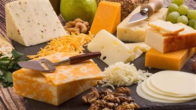 قفزة في البيضاء وارتفاع طفيف بالرومي، أسعار الجبن اليوم الخميس بالأسواق