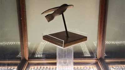 المتحف المصري بالتحرير يعرض نموذجا لطائر مصنوع من خشب الجميز، ما قصته؟