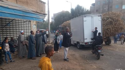 إعادة فتح طريق كوبري العجالين بقنا بعد تعطل مقطورة محملة بقصب السكر (صور)