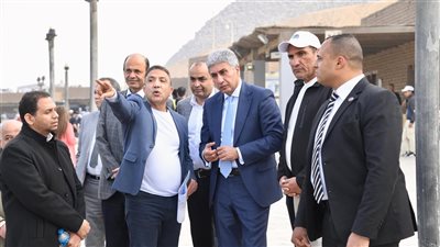 وزير الآثار يتفقد أعمال تطوير الخدمات السياحية بمنطقة أهرامات الجيزة