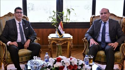 وزير الطيران يبحث مع سكرتير المجلس الدولي للمطارات في أفريقيا أوجه التعاون المشترك