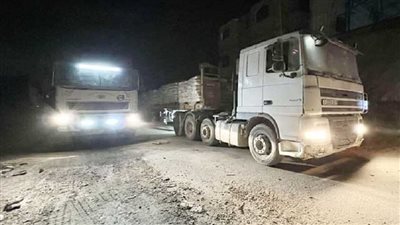 مئات من شاحنات المساعدات تدخل جنوب قطاع غزة عبر شارع صلاح الدين 