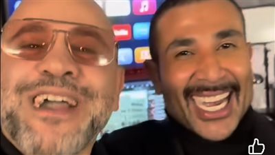 لبس الحلق تاني، أحمد سعد يثير الجدل مجدد في احتفالية ألبومه الجديد (فيديو)