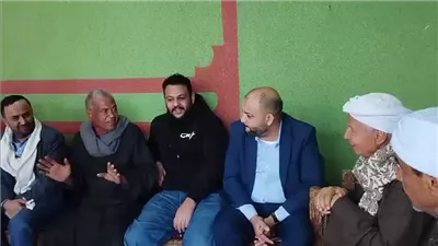 رد الجميل وإن طال، طلاب يمنيون يعثرون على معلمهم في قنا ويكرمونه بدرع ورحلة عمرة (صور)