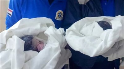 الشبورة المائية الكثيفة تجبر سيدة على ولادة طفلين توأم داخل سيارة الإسعاف بالإسماعيلية