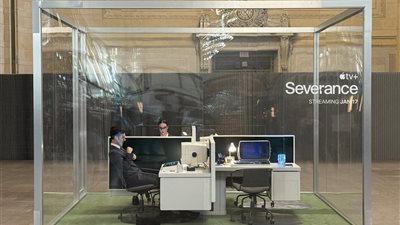 أبطال مسلسل Severance يروجون للموسم الثاني في جراند سنترال بارك (فيديو)