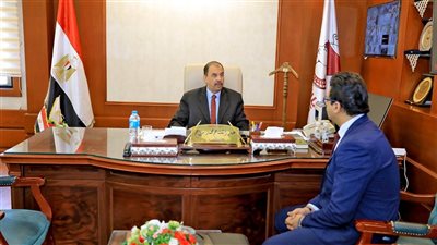 محافظ سوهاج يناقش خطة تشغيل المستشفيات المركزية بعد الانتهاء من تطويرها