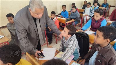 مدير تعليم الأقصر يتفقد سير أعمال الامتحانات (صور)