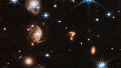 تلسكوب جيمس ويب يكتشف مئات المجرات الغامضة 