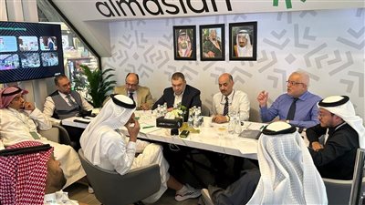 السياحة تبحث الاستعداد لموسم الحج بمخيمات الخمس نجوم والبري مع شركة الطوافة