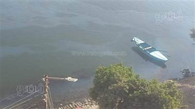 ظهور بقعة زيت بنهر النيل في إسنا بالأقصر (صور)