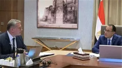 رئيس الوزراء يتابع مع وزير البترول عددا من ملفات العمل